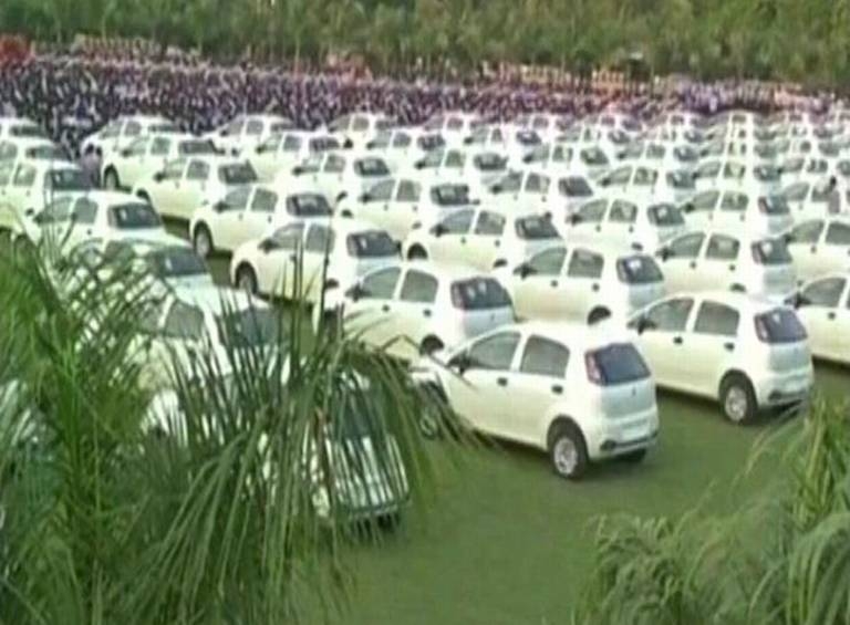 Buy New Delhi Prime Minister Narendra Modi hands over car keys to the  employees of Surat based diamond merchant Savji Dholakia who gifted 600  cars to his employees as Diwali gift at